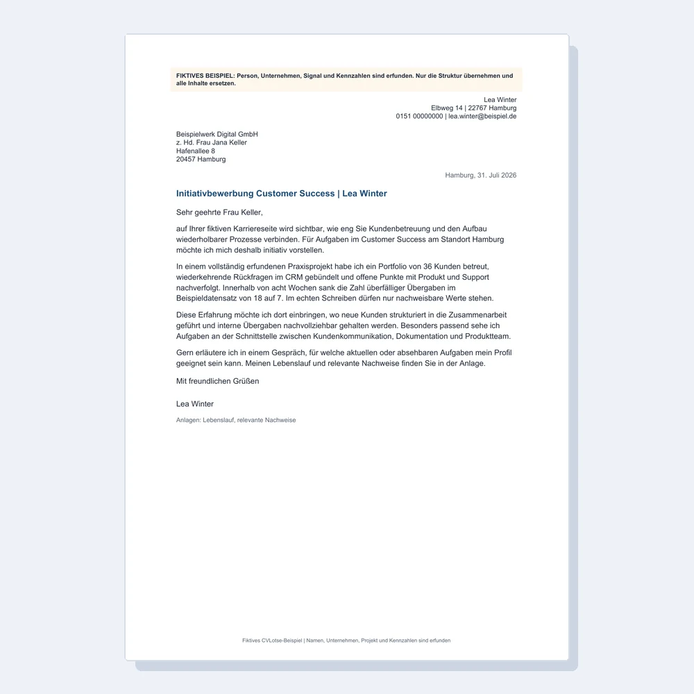 Vorschau eines vollständig fiktiven Initiativbewerbung-Anschreibens für Customer Success mit Absender, Empfänger, Betreff, Unternehmenssignal und belegorientiertem Mustertext.